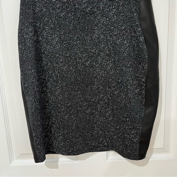 Laura Petites black with faux leather up sides skirt size medium - Picture 4 of 9